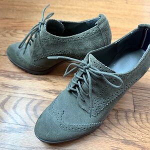 Tommy Hilfiger Naomi Suede Olive Green Women's Oxford Heels size 7.5